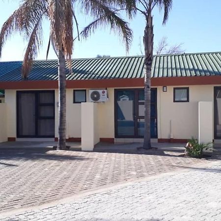 Hotel Ry Courtyard Oshakati Zewnętrze zdjęcie